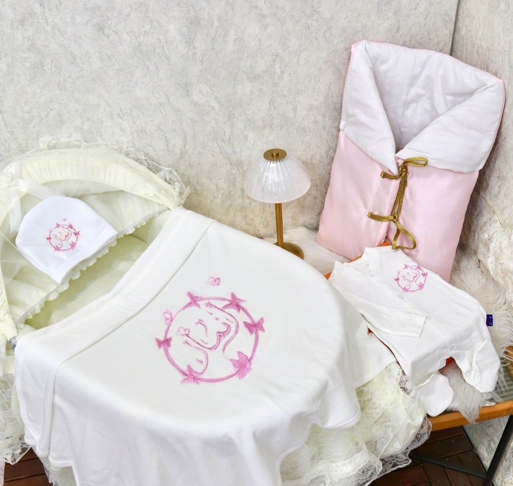 طقم مواليد بنات مطرز بالاسم