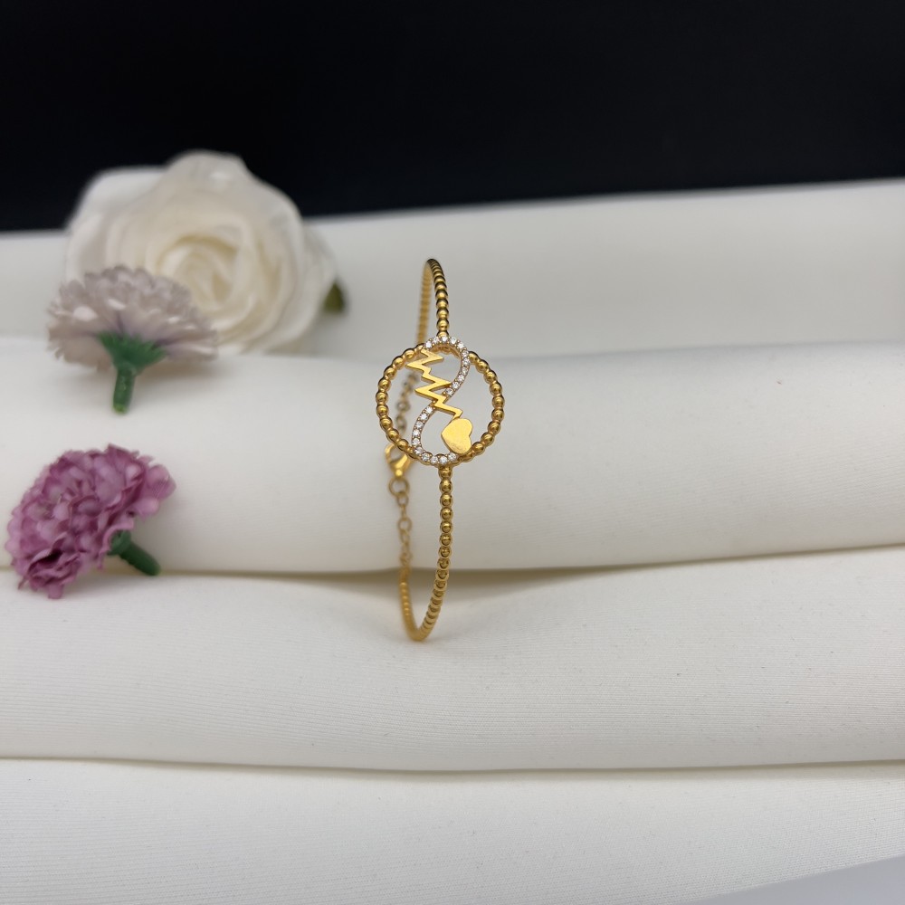 اسوارة ذهب عيار 18 وزن 6.2 جرام تصميم واقف مزين بتخطيط قلب في الوسط