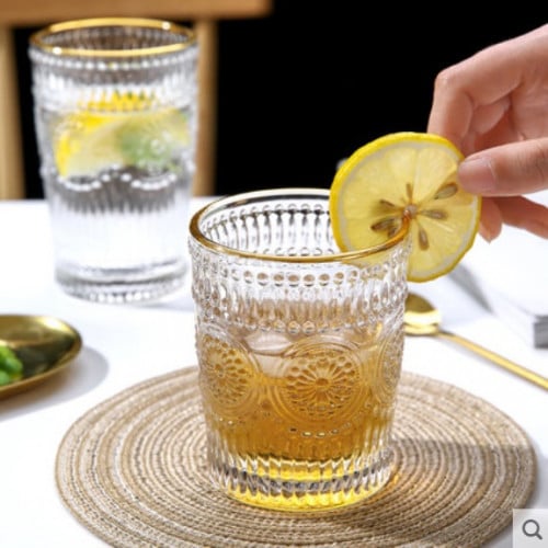 كأس زجاحي بنمط قديم عتيق منحوت بأطراف ذهبية