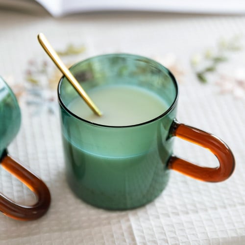 كوب زجاجي أخضر بمقبض مميز