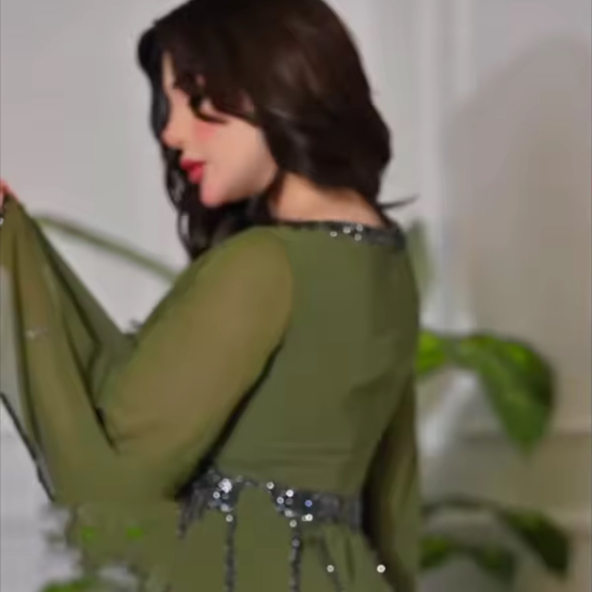 استمتعي بإطلالة مميزة مع هذا الثوب الفاخر في أي مناسبة