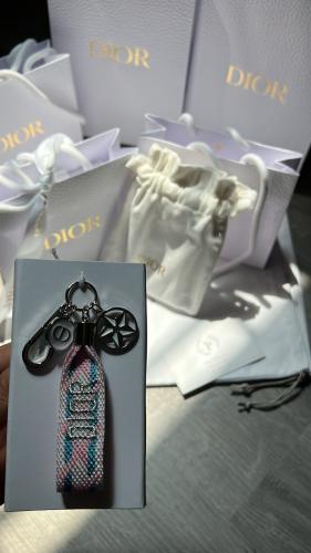 ميداليه Dior الاصليه تسليم فوري