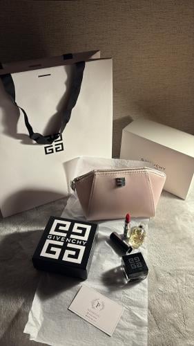 هديه من Givenchy