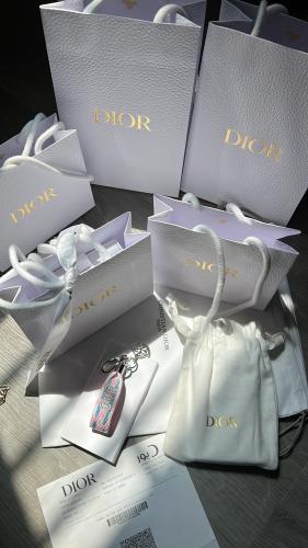 ميداليه Dior الاصليه تسليم فوري