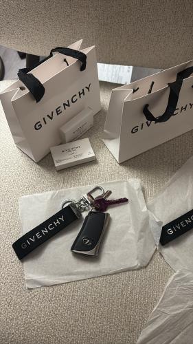 ميداليه Givenchy الاصليه