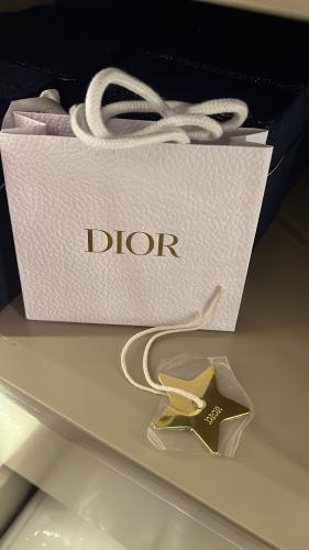 نجمه Dior حديديه