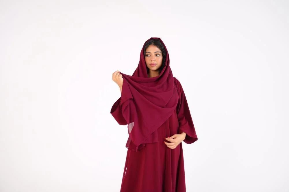 عبايات رسمية سوداء لإطلالة مميزة في الحياة الجامعية