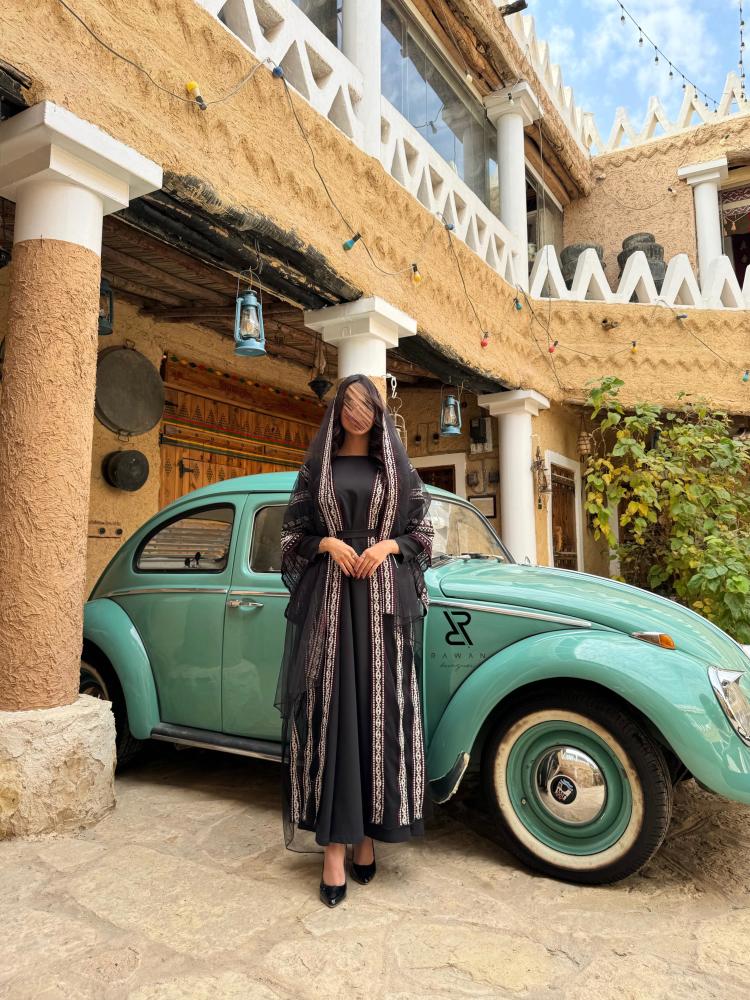 فستان التاسيس بـ تفاصيل عنابي