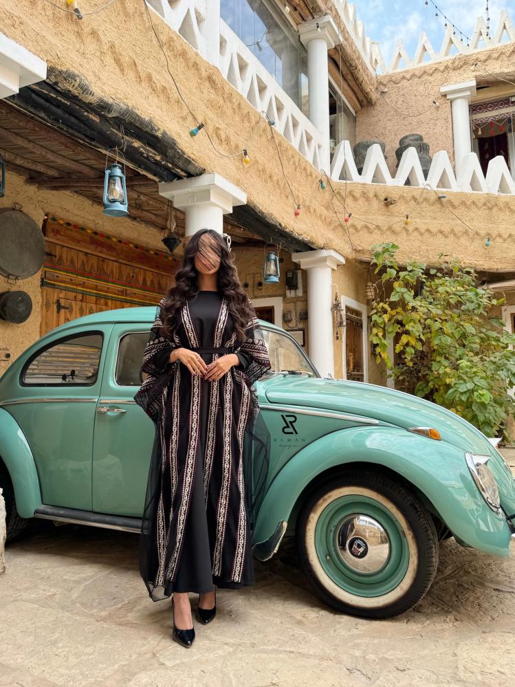 فستان التاسيس بـ تفاصيل عنابي