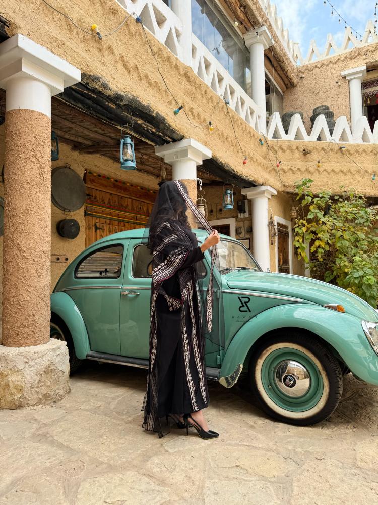 فستان التاسيس بـ تفاصيل عنابي