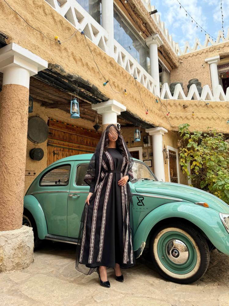 فستان التاسيس بـ تفاصيل عنابي