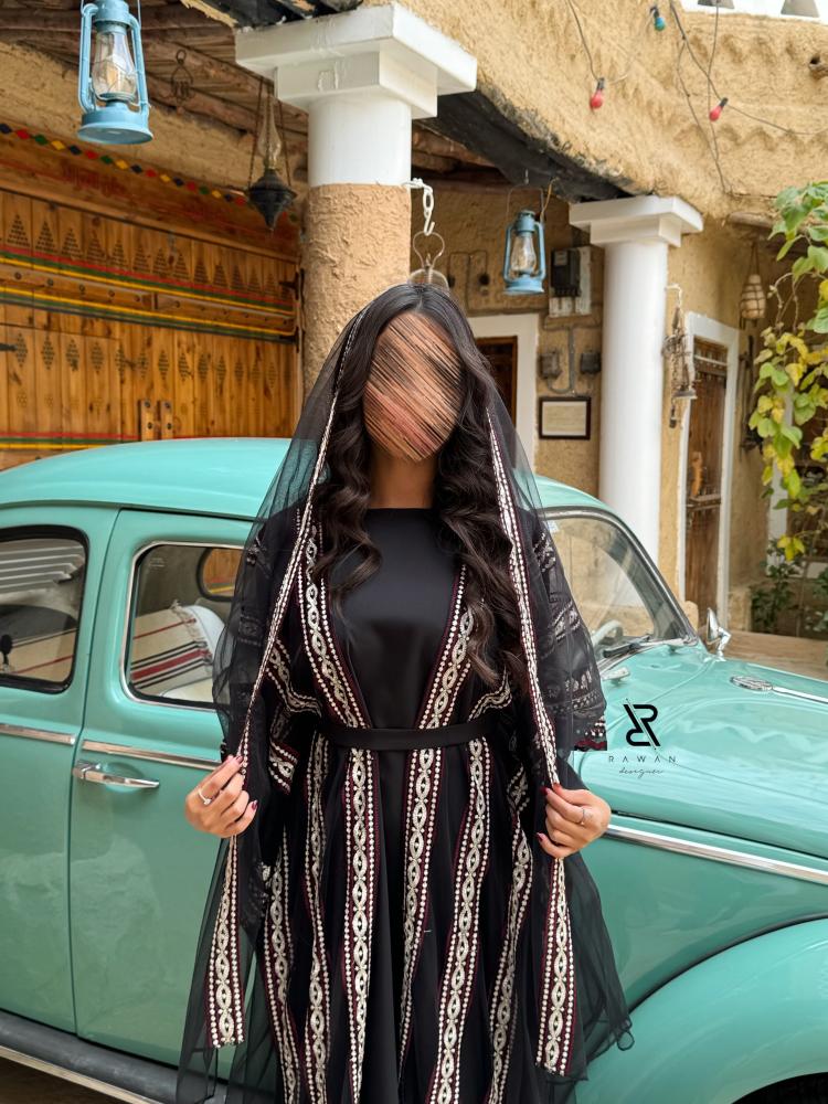 فستان التاسيس بـ تفاصيل عنابي