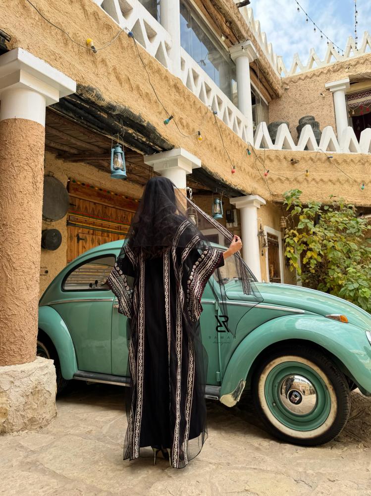 فستان التاسيس بـ تفاصيل عنابي