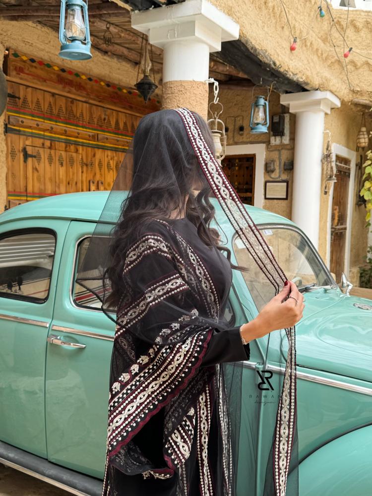 فستان التاسيس بـ تفاصيل عنابي