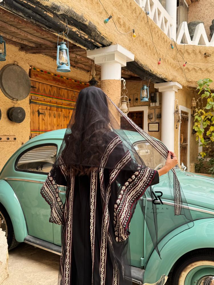 فستان التاسيس بـ تفاصيل عنابي