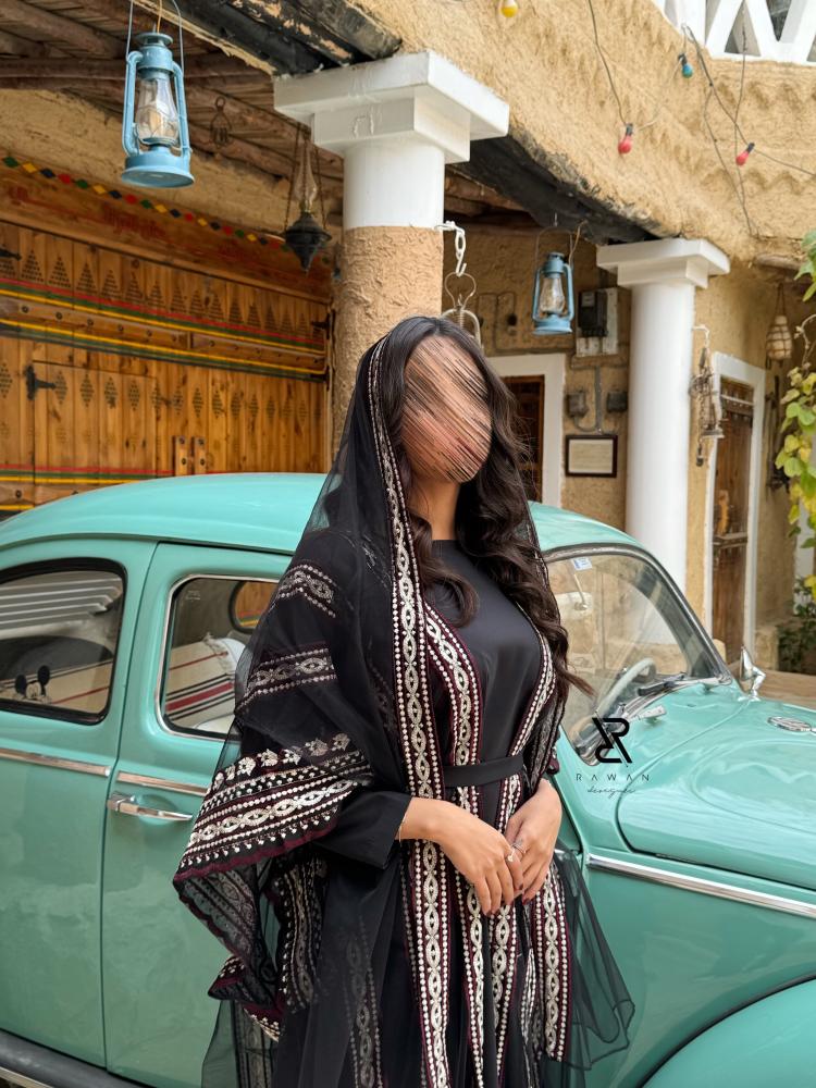 فستان التاسيس بـ تفاصيل عنابي