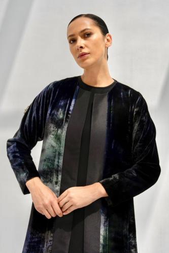 تسليم فوري - عبايه مخمل أسود كوري مموج بلون فيروزي وبنفسجي #104