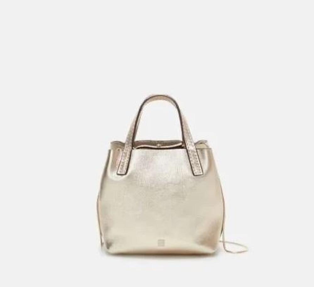 أفخم وأرقى شنط كارولينا هيريرا التي تضيف لمسة من الفخامة على إطلالتك