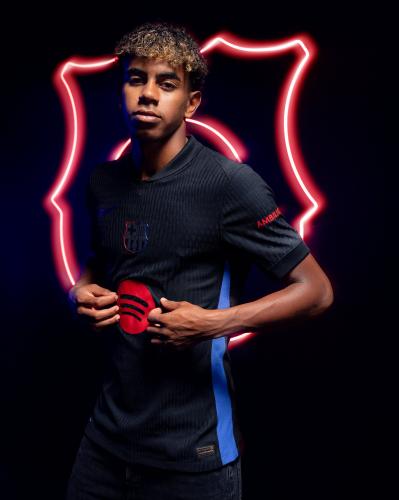 تيشيرت برشلونة 2025 الاحتياطي