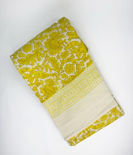 مفرش طاولة أصفر