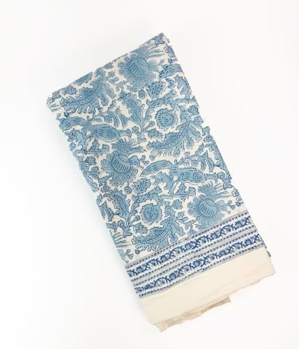 مفرش طاولة أزرق فاتح