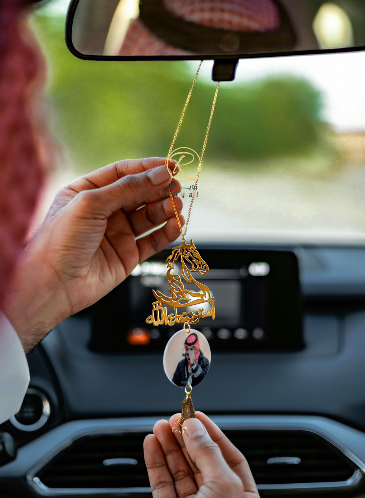 تعليقة سيارة مع تصميم الحصان