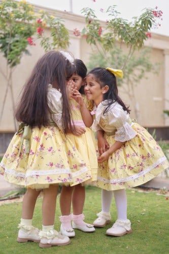فستان أصفر وأبيض منفوش