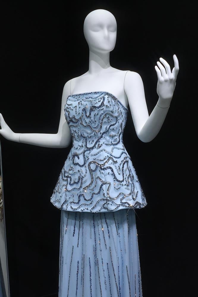 فستان سهرة طويل سماوي فاتح توب