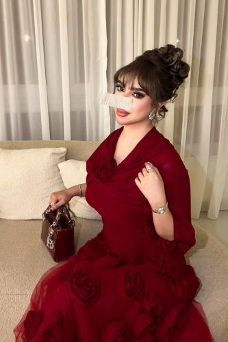 فستان سهرة طويل أحمر مورد بفتحة