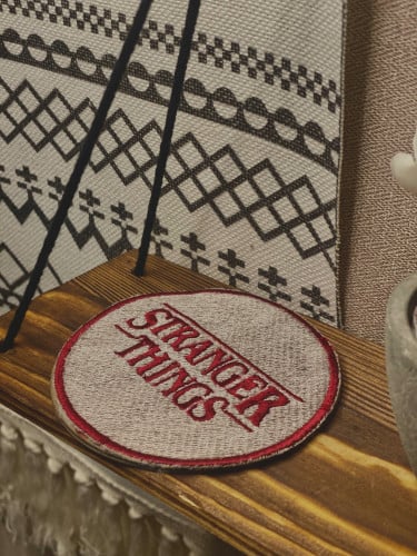 قاعدة كوب دائرية مطرزة - سترينجر ثينقز -