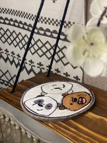 قاعدة كوب دائرية مطرزة - الدببة الثلاثة -