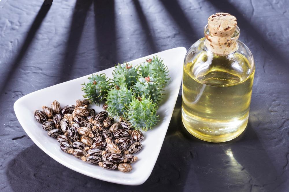 اكتشفِ فوائد زيت الخروع للشعر الخفيف والمجهد