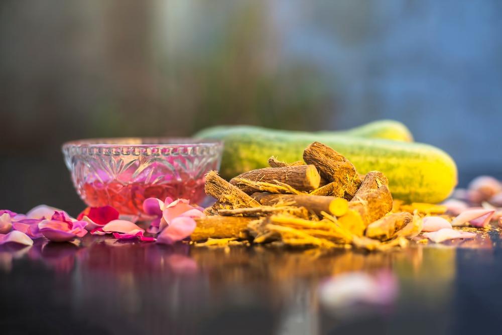 ماء ورد بعرق السوس لترطيب وتنقية البشرة الحساسة بأمان وفعالية