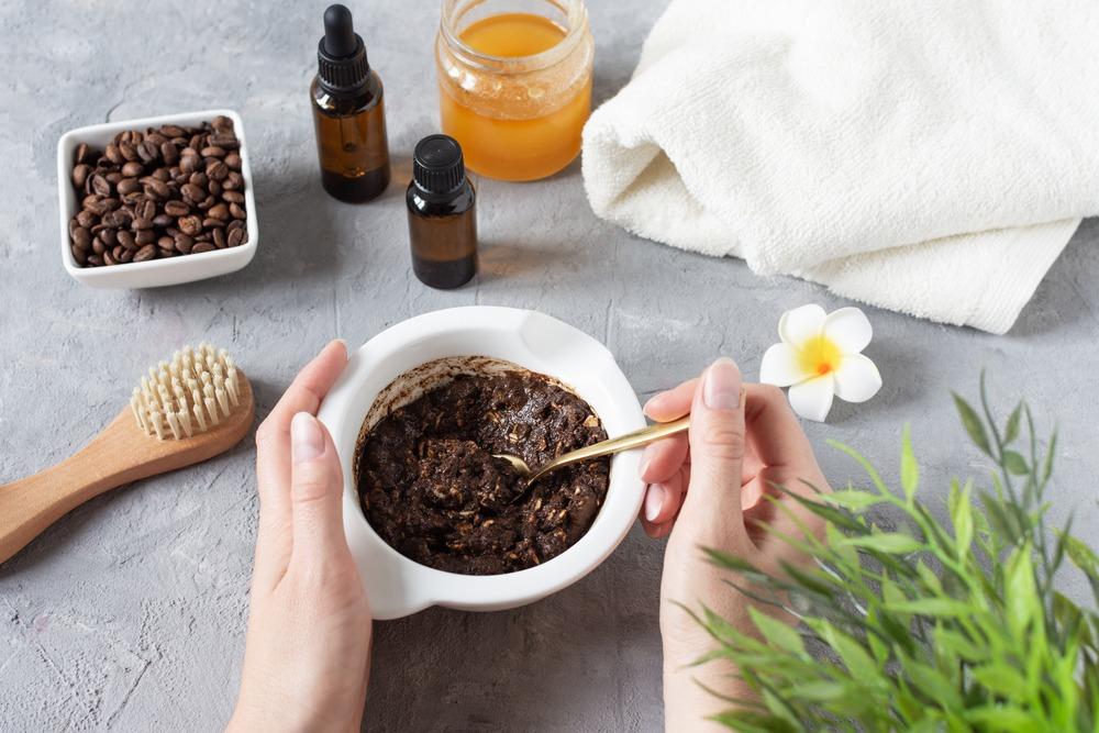 أهم مقشرات الجسم الطبيعية وفوائدها للبشرة