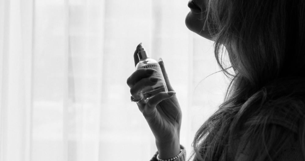اكتشف أفخم العطور في الإمارات التي تجمع بين الفخامة والأصالة لتضفي لمسة من الأناقة والرقي على إطلالتك اليومية والمناسبات الخاصة.