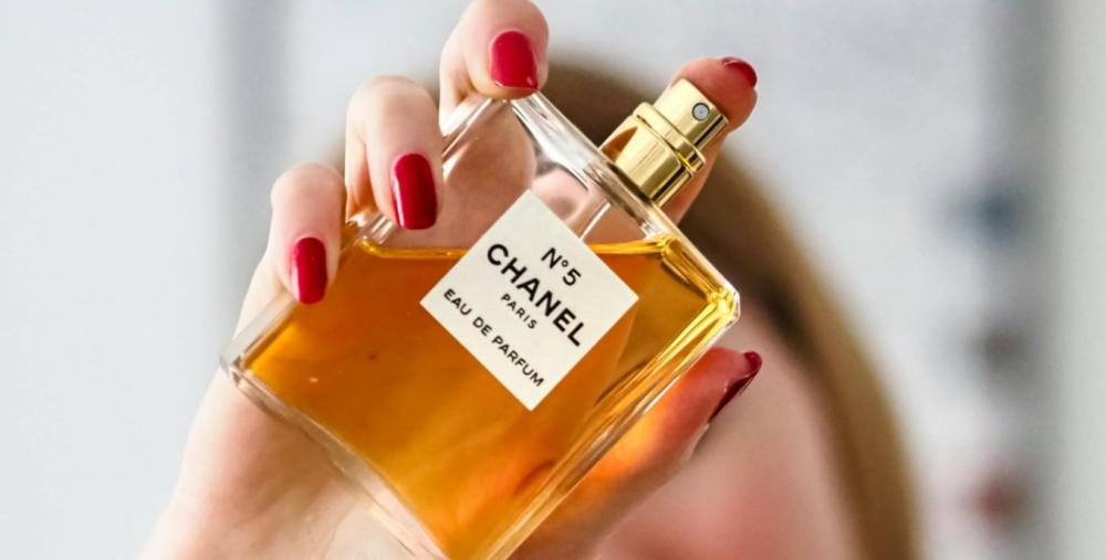 أفضل عطر نسائي: اكتشفي سر الجاذبية والثقة برائحة لا تُنسى
