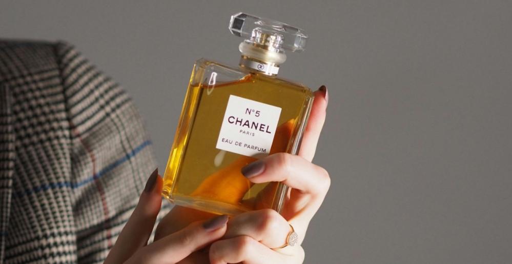 دليل شامل لشراء أفضل العطور المستوحاة أونلاين بأمان وجودة مضمونة لتجربة تسوق فريدة تلبي كل احتياجاتك.