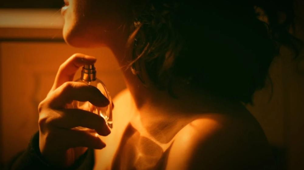 عطر يدوم طويلاً: دليلك لاختيار الرائحة المثالية بثبات يدوم طوال اليوم