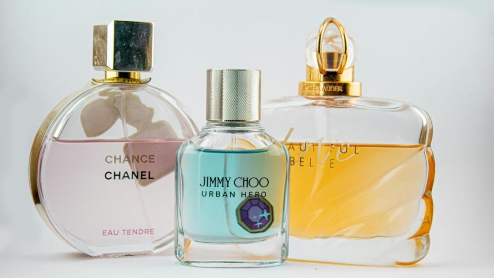 اختر عطر العمل المثالي: رائحة منعشة وثقة تدوم طوال اليوم!