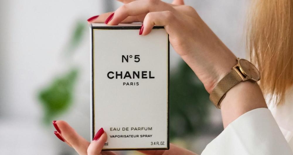 تألقي بسحر العطور الفرنسية المستوحاة من الفخامة، واكتشفي روائح تأسر الحواس بجودة عالية وأسعار تنافسية!