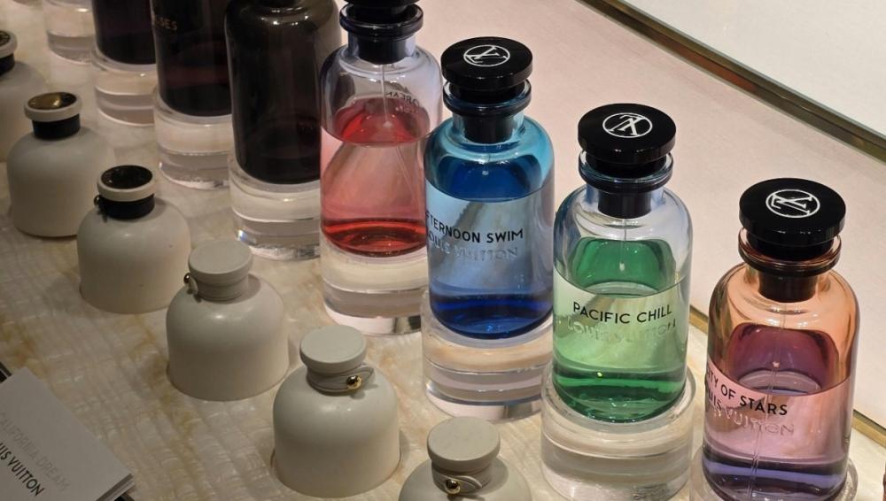 كيفية اختيار العطر المناسب: دليلك المثالي لرائحة لا تُنسى