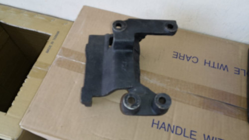 #10067W قاعدة كمبروسر تويوتا ديينا / BRACKET TOYOTA DYNA TRUCK