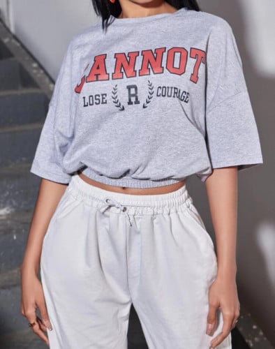 تيشيرت قصير بطباعةأحرف منخفض الاكتاف