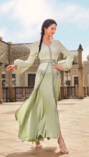 فستان و حافة شق و اكمام الفانوسة بالزينة أخضر