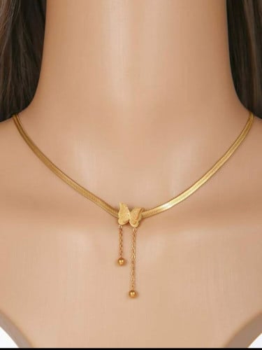 قلادة بزخرفة الفراشة