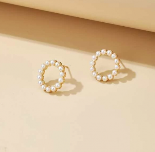 اقراط بشكل حلقة لؤلؤ