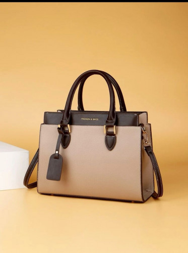 حقائب بمقبض علوي بطباعة أحرف ألوان متجانسة