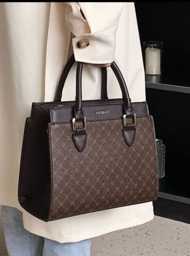 حقيبة مربعة ديكور حروف معدنية نمط هندسي