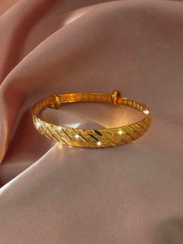 اسوارة معدنية منقوشة بتصميم مفتوح ذهبي