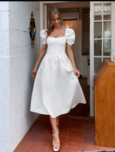 فستان بياقة مربعة و اكمام منتفخة